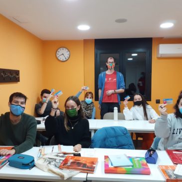 Entregamos los carnés de la Universidad de Barcelona a nuestros alumnos
